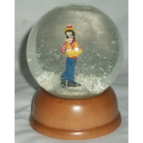 Disney Goofy Snow Globe First Limited Edition Christmas Winter Skating Snow - Picture 1 of 3